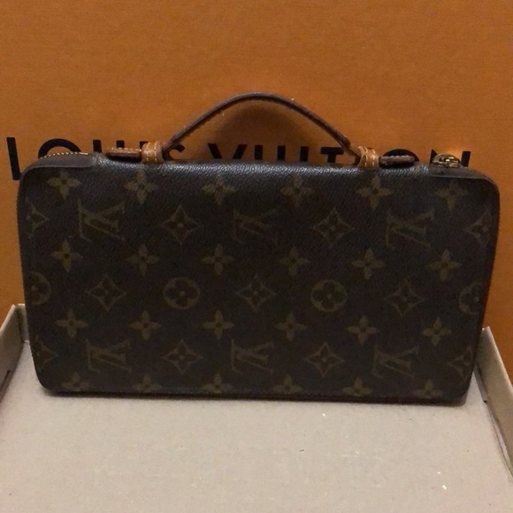 Authentic Louis Vuitton Voyager - Picture 2 of 11